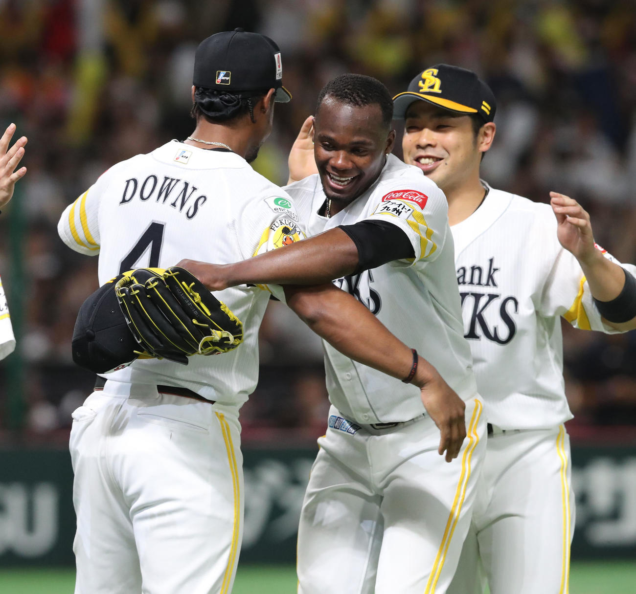 ソフトバンク対日本ハム　完封勝利を飾ったモイネロはダウンズと喜ぶ（撮影・梅根麻紀）