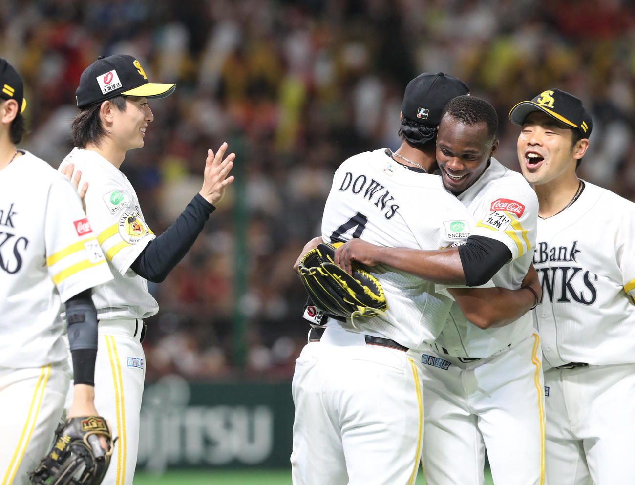 ソフトバンク対日本ハム　完封勝利を飾ったモイネロはダウンズと喜ぶ（撮影・梅根麻紀）