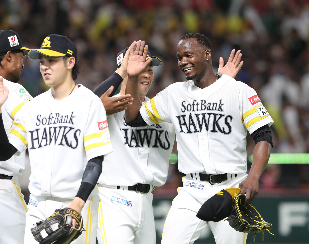 ソフトバンク対日本ハム　完封勝利を飾ったモイネロはナインとハイタッチをかわす（撮影・梅根麻紀）