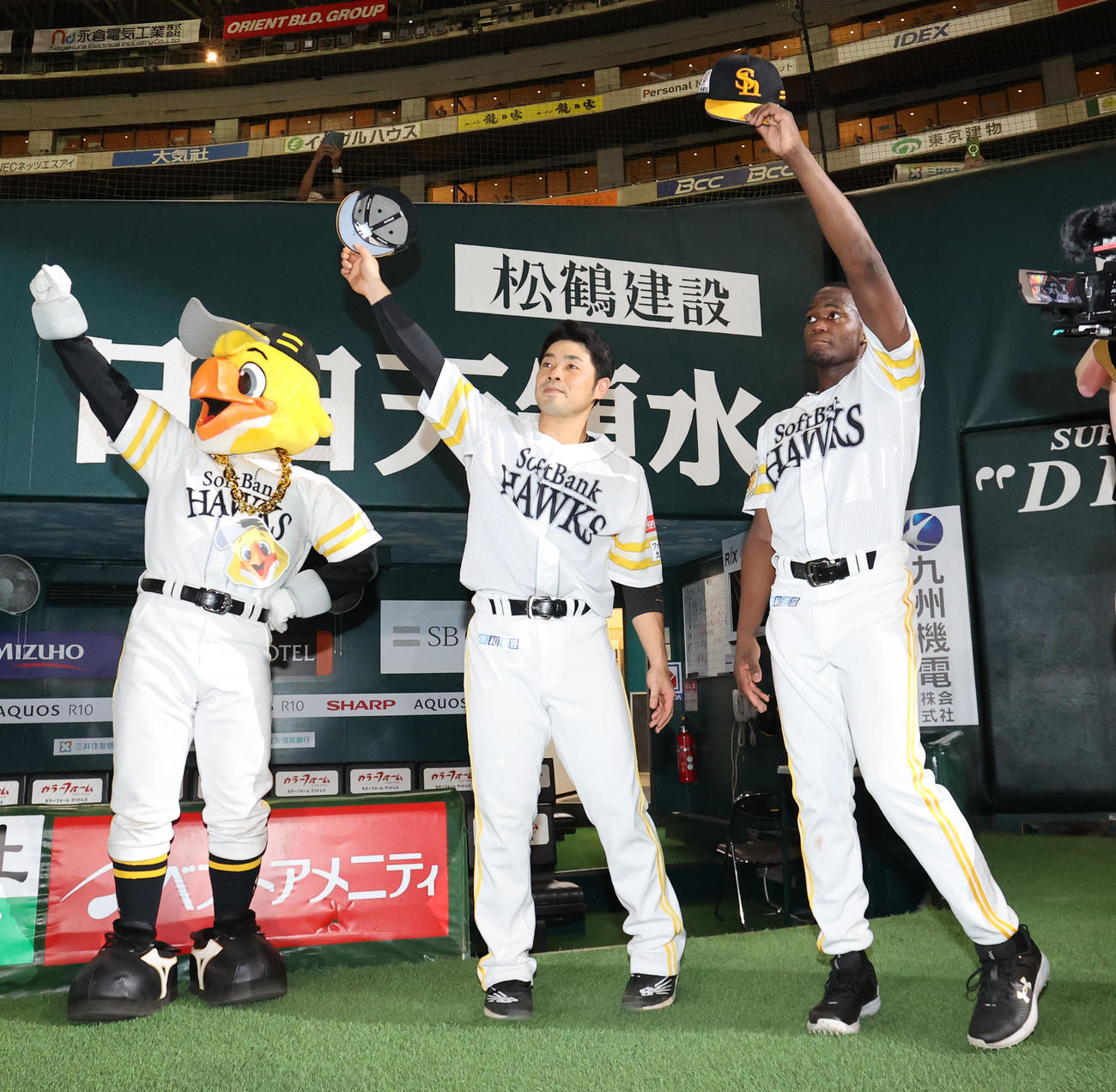ソフトバンク対日本ハム　ファンに手を振る近藤（左）とモイネロ（撮影・梅根麻紀）