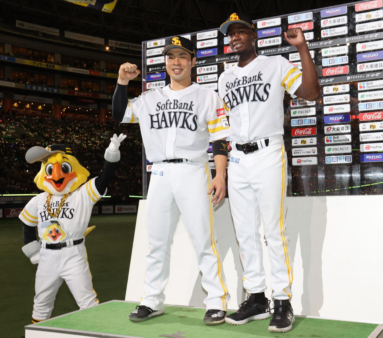 ソフトバンク対日本ハム　お立ち台でガッツポーズをする近藤（左）とモイネロ（撮影・梅根麻紀）
