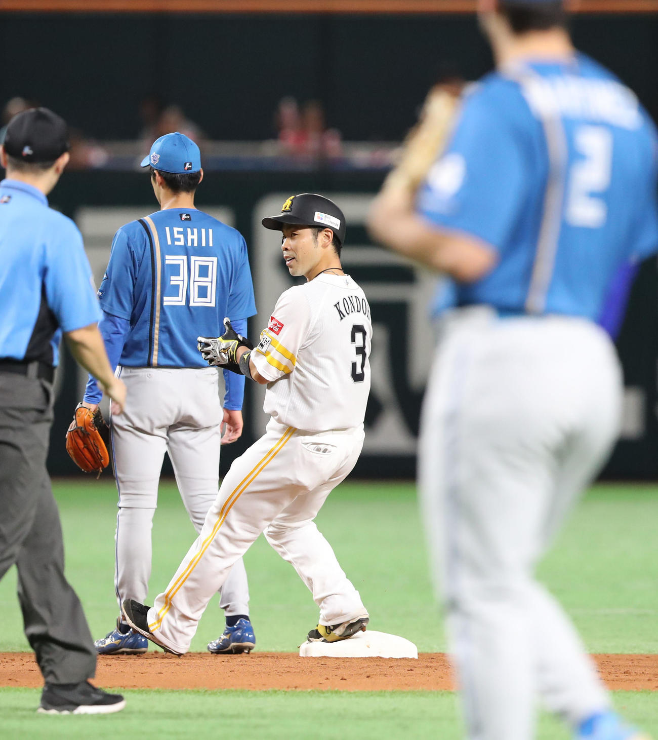 ソフトバンク対日本ハム　3回裏ソフトバンク2死二塁、近藤は中越えに先制となる適時二塁打を放ちナインにアピール（撮影・梅根麻紀）