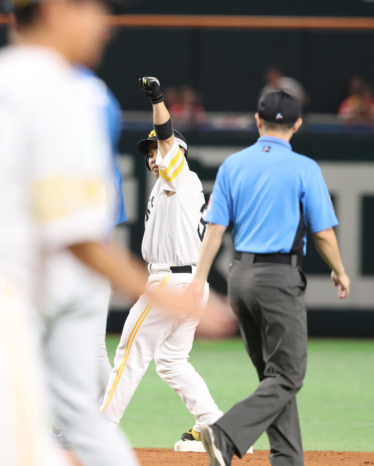 ソフトバンク対日本ハム　3回裏ソフトバンク2死二塁、近藤は中越えに先制となる適時二塁打を放ちナインにアピール（撮影・梅根麻紀）