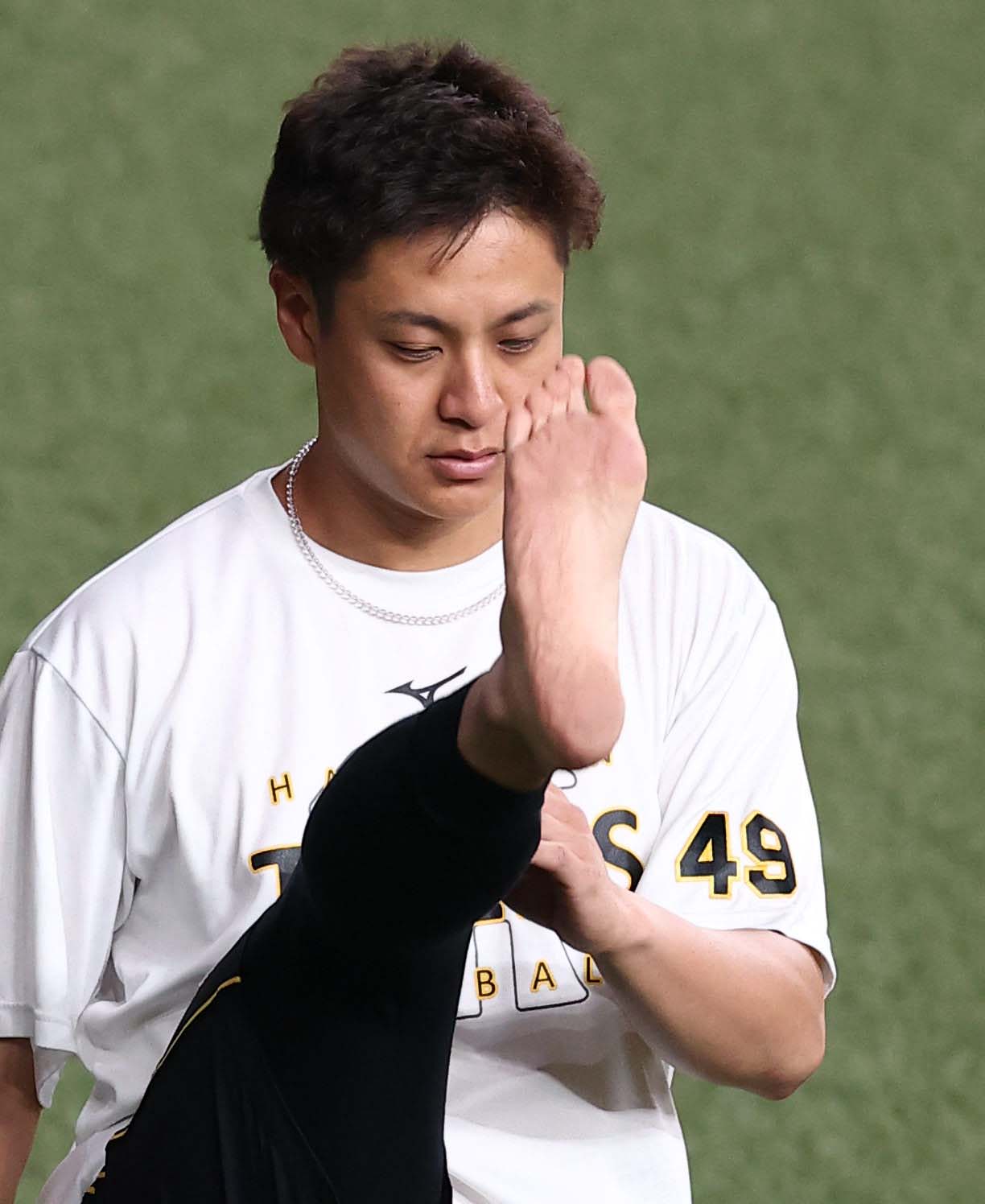 阪神対ヤクルト　はだしでトレーニングをする大竹（撮影・上田博志）