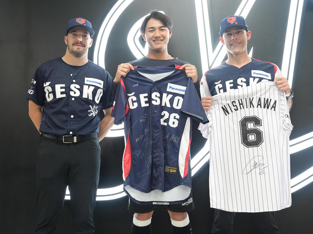 ロッテ対オリックス　雨天中止となりチェコ代表のマルティン・カラーベク（左）とアレックス・ダーバクコーチ（右）と記念撮影に納まるロッテ西川（撮影・鈴木みどり）