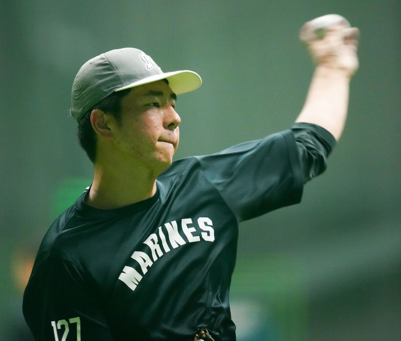 ロッテ対オリックス　試合前練習でキャッチボールするロッテ吉川（撮影・鈴木みどり）