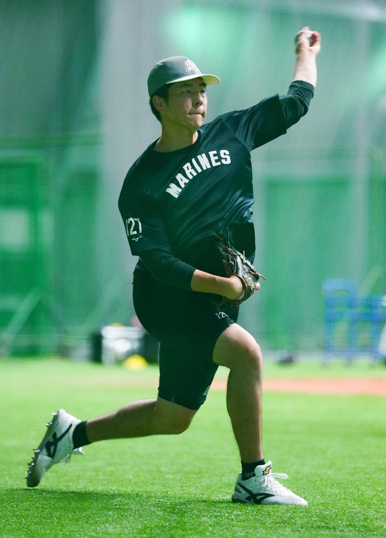 ロッテ対オリックス　試合前練習でキャッチボールするロッテ吉川（撮影・鈴木みどり）