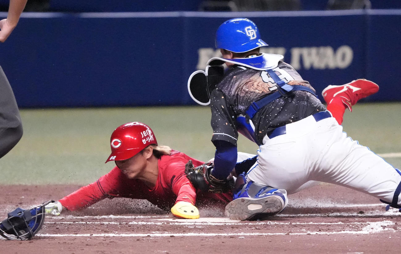 中日対広島　8回表広島無死一塁、末包の左適時二塁打で生還する羽月（右）捕手は石伊（撮影・森本幸一）
