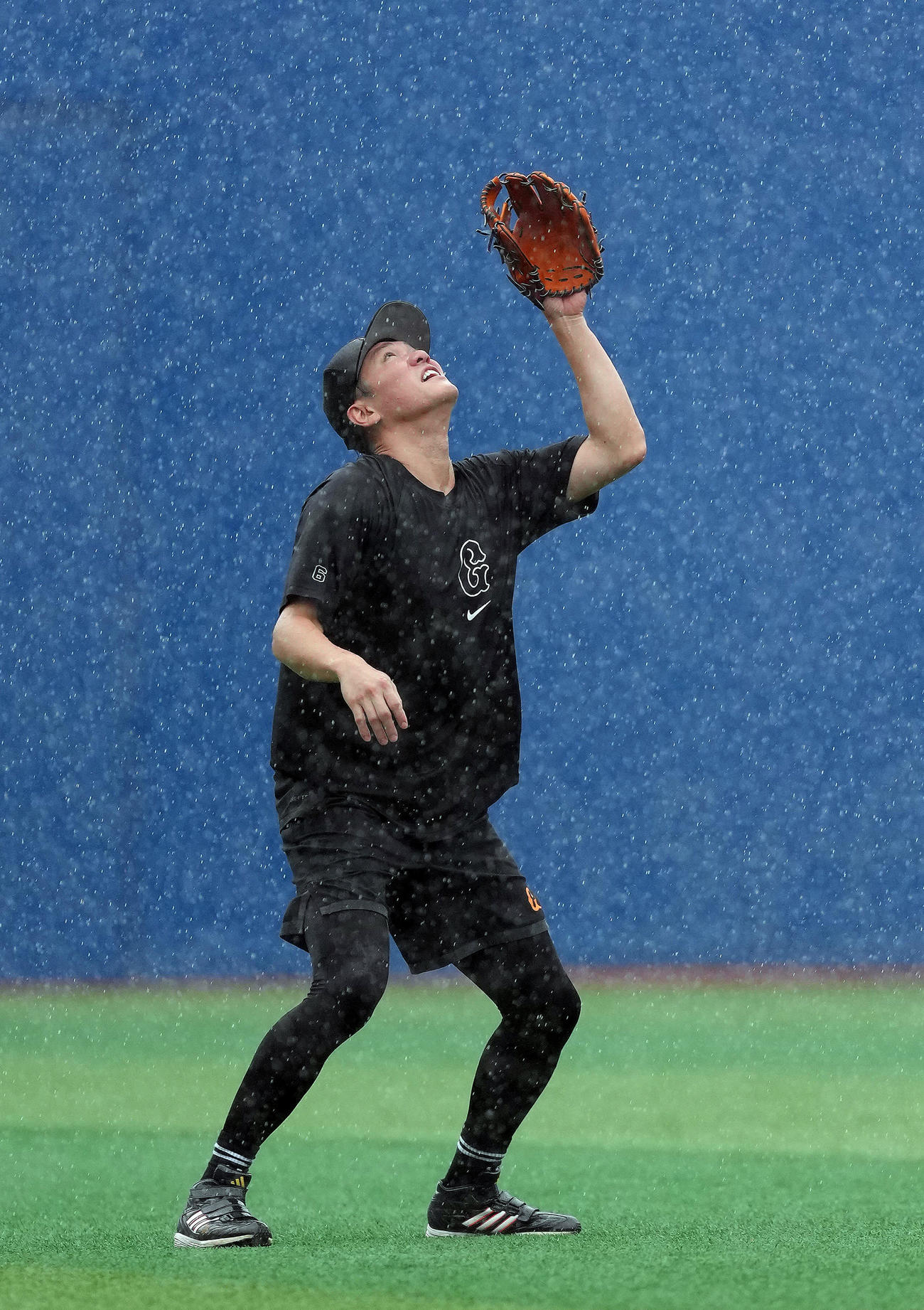 試合前、激しい雨の中、練習する巨人坂本（撮影・足立雅史）