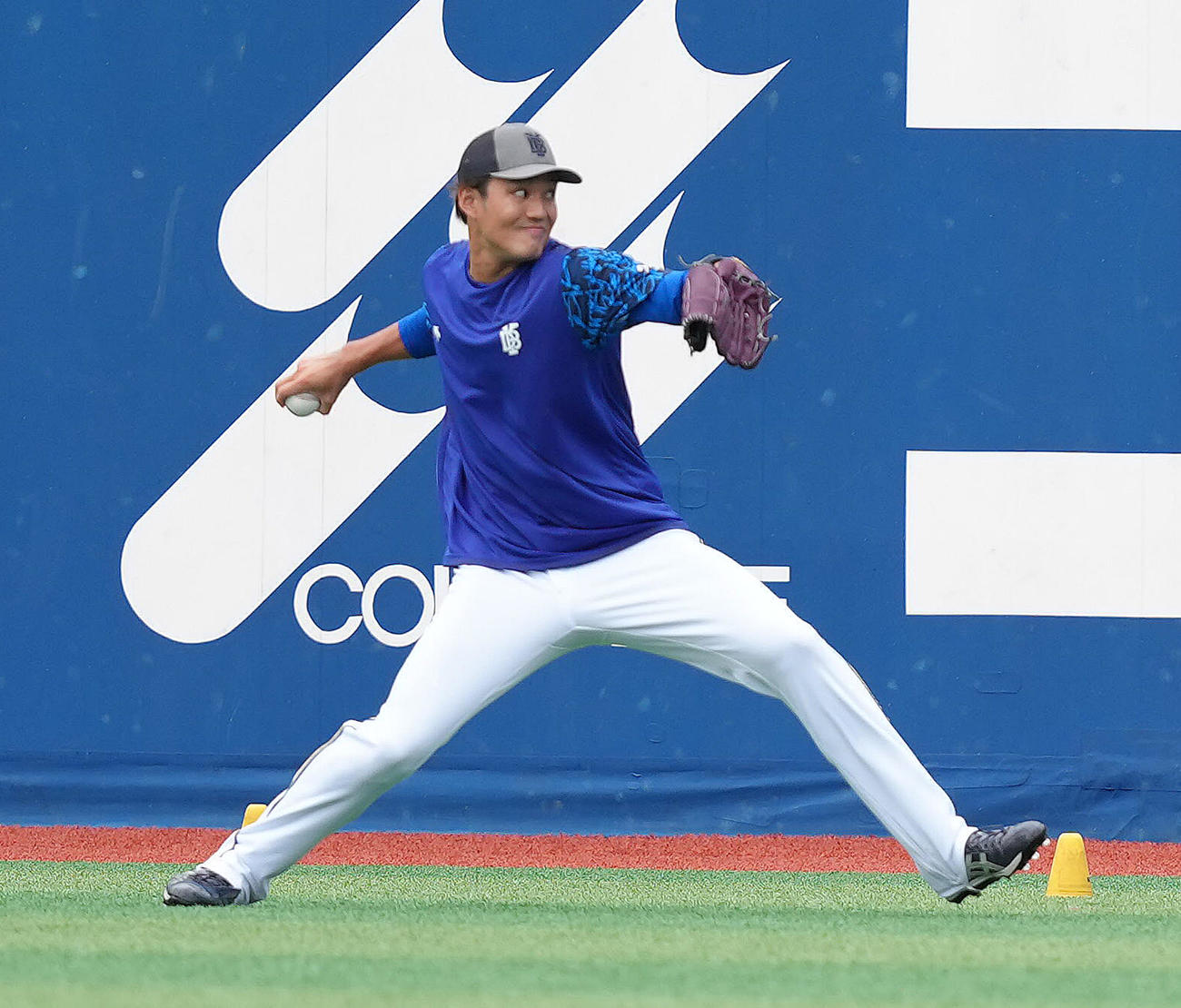 試合前、キャッチボールで調整するDeNA藤浪（撮影・足立雅史）
