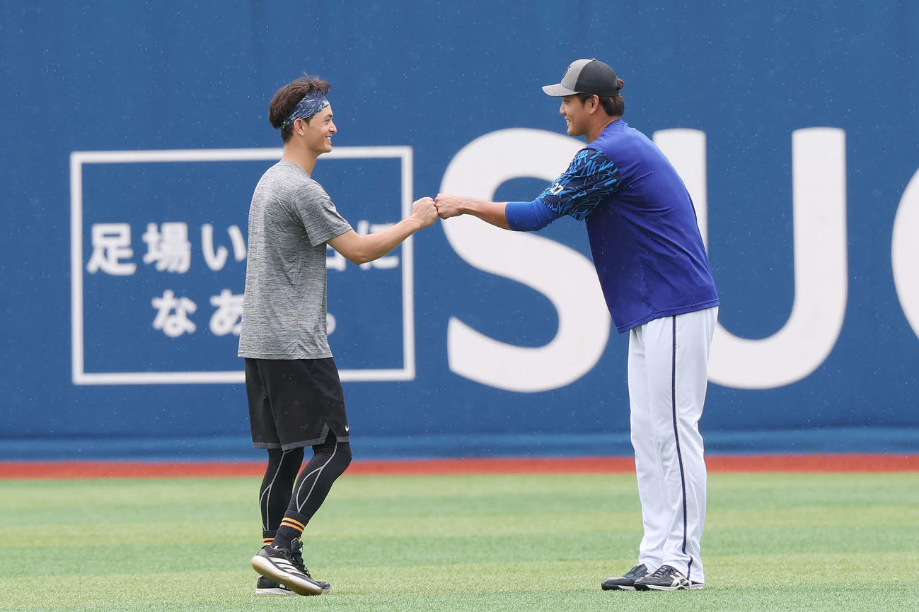 DeNA対巨人　試合前、あいさつを交わした巨人乙坂（左）とDeNA藤浪（撮影・宮地輝）