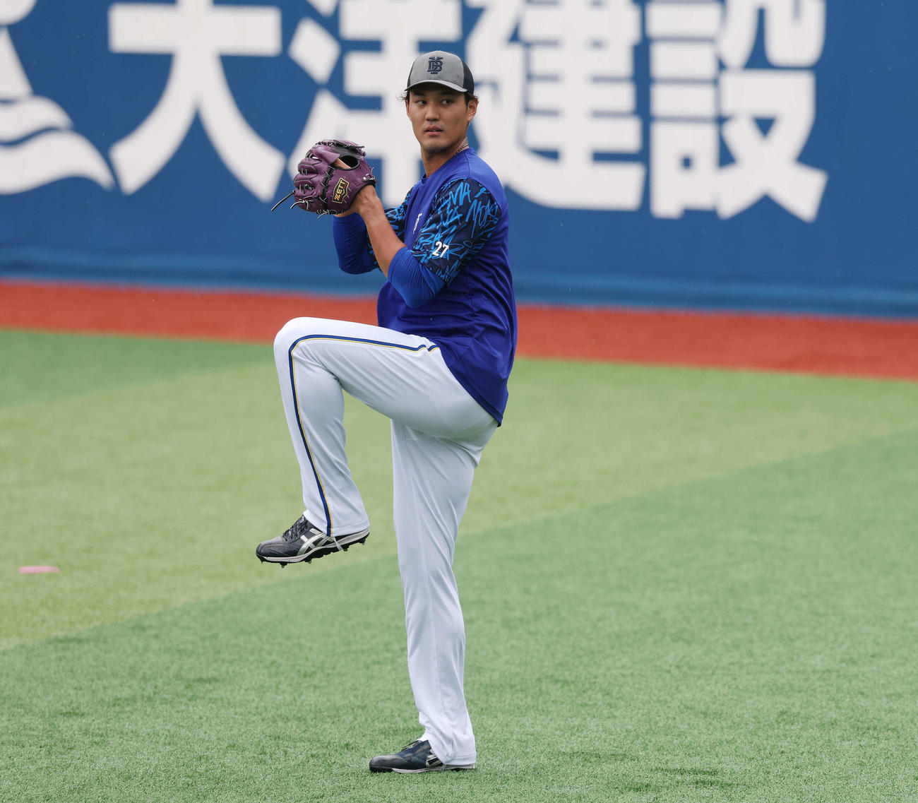 DeNA対巨人　試合前練習でキャッチボールするDeNA藤浪（撮影・宮地輝）