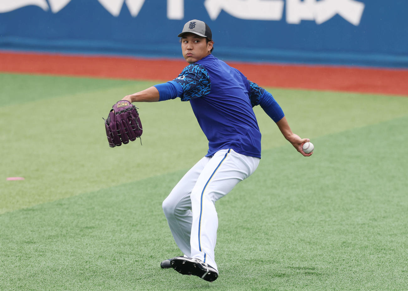 DeNA対巨人　試合前練習でキャッチボールするDeNA藤浪（撮影・宮地輝）