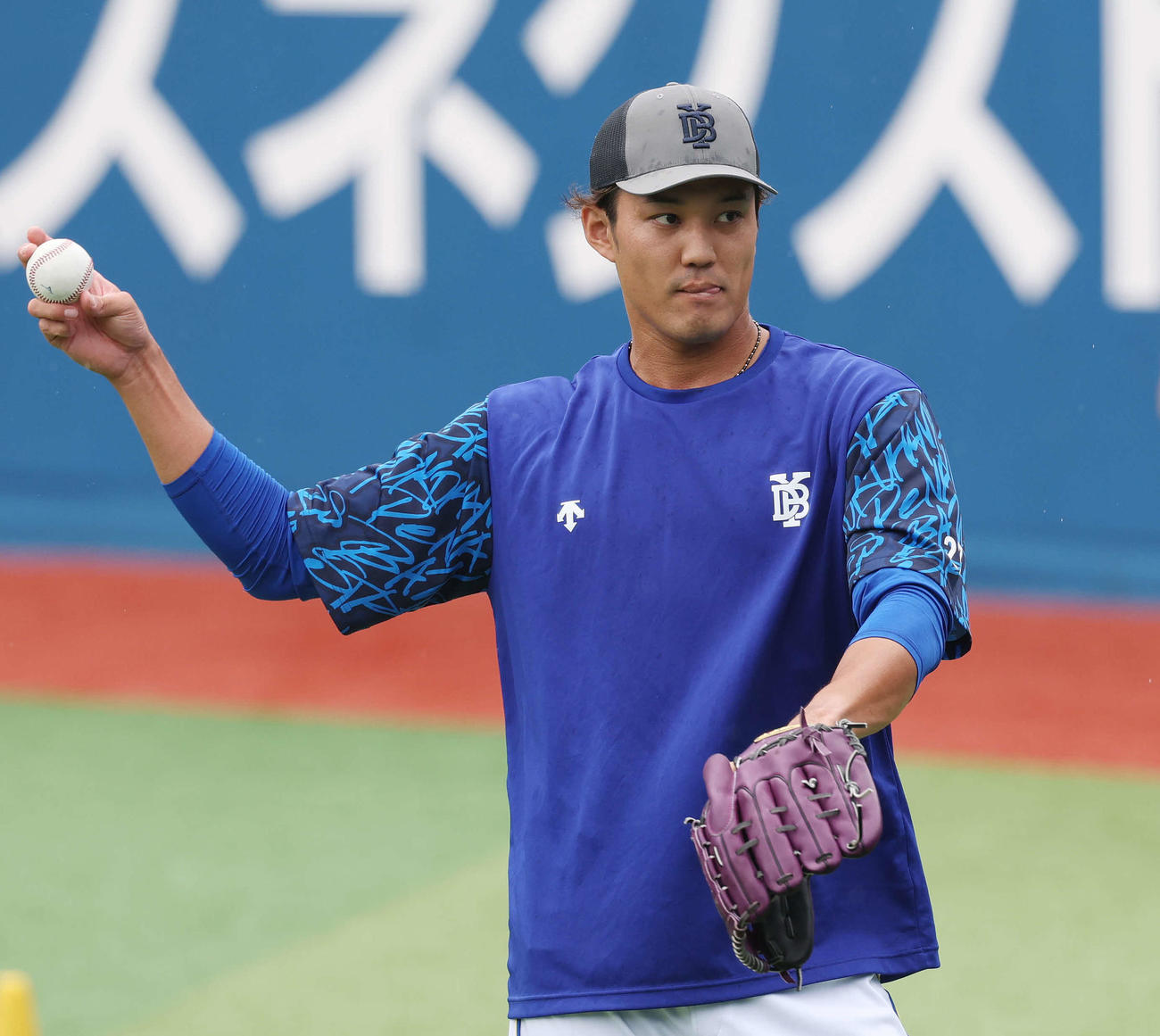 DeNA対巨人　試合前練習でキャッチボールするDeNA藤浪（撮影・宮地輝）