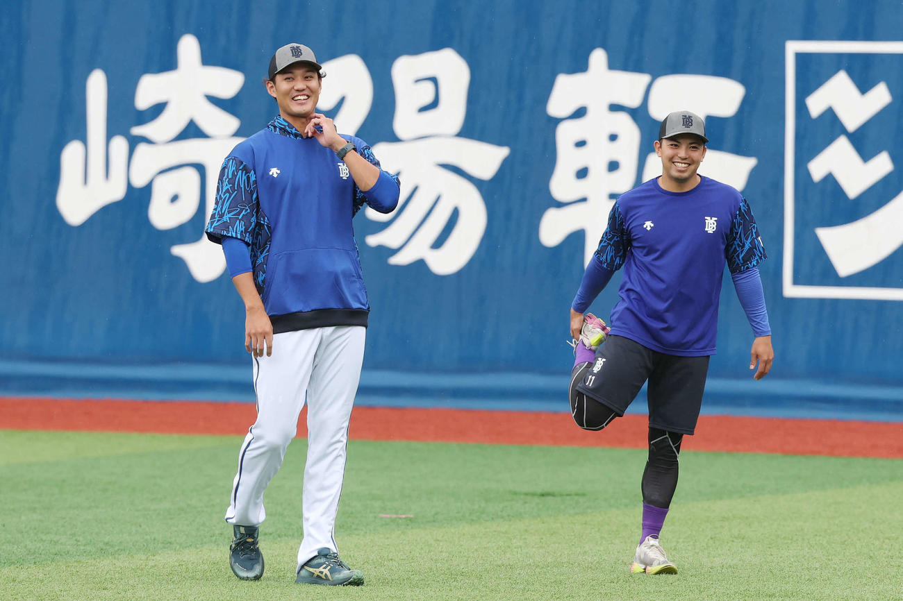 DeNA対巨人　試合前練習で笑顔を見せるDeNA藤浪（左）と東（撮影・宮地輝）