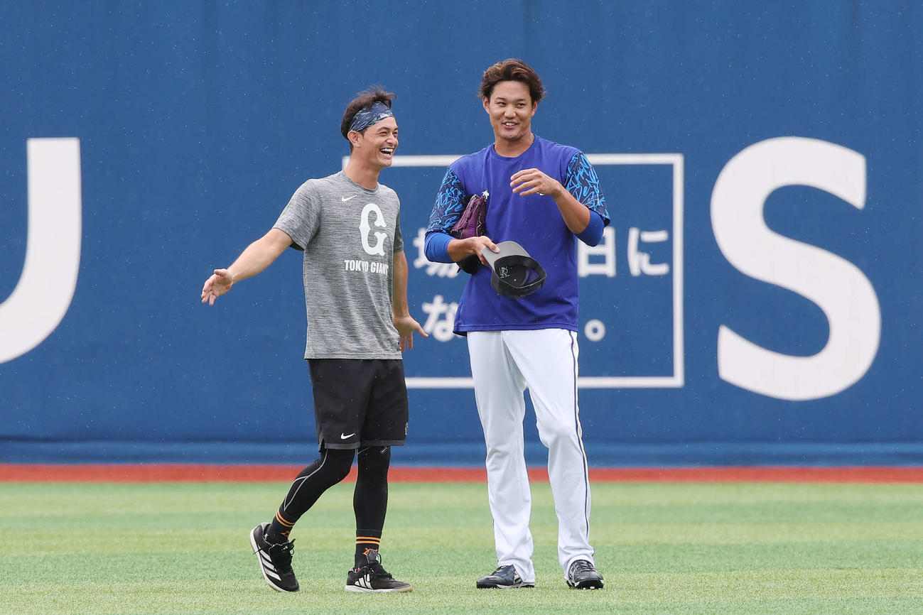DeNA対巨人　試合前練習で談笑する巨人乙坂（左）とDeNA藤浪（撮影・宮地輝）