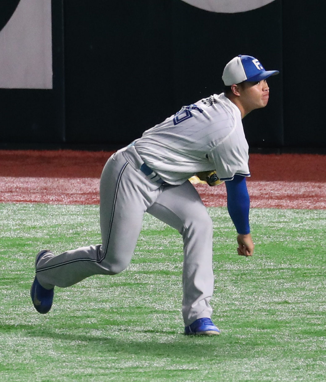 ソフトバンク対日本ハム　キャッチボールで調整する孫（撮影・梅根麻紀）