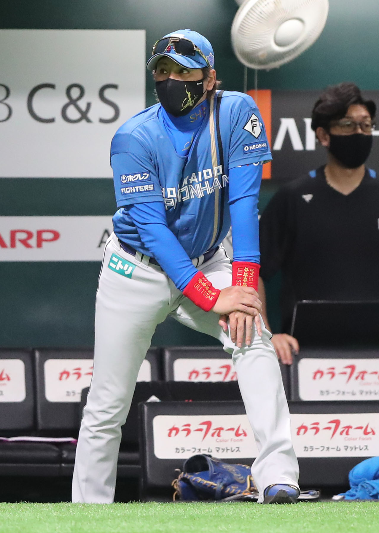 ソフトバンク対日本ハム　審判を見る新庄監督（撮影・梅根麻紀）