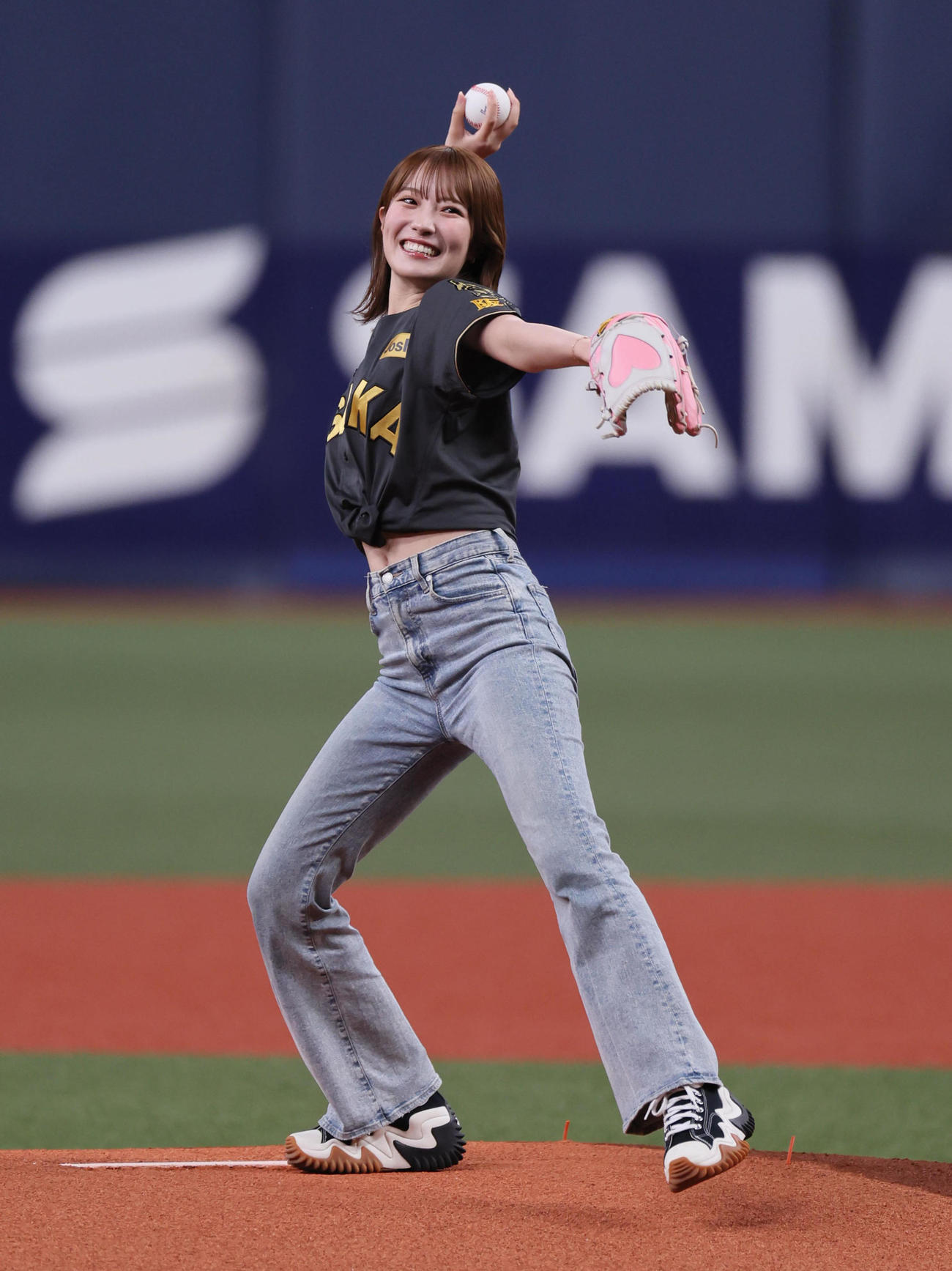 阪神対ヤクルト　始球式を務めたNMB48小嶋花梨（撮影・宮崎幸一)