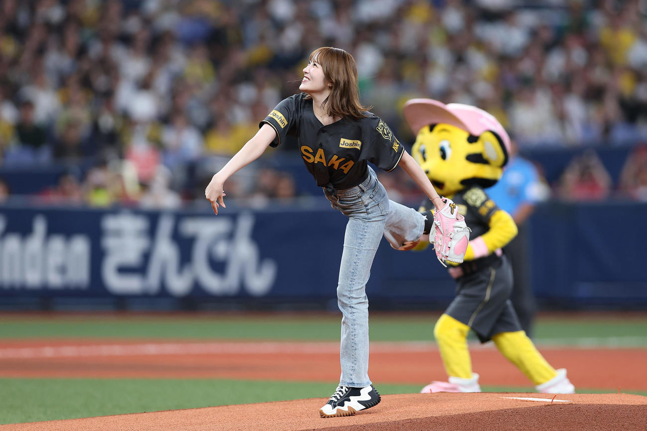 阪神対ヤクルト　始球式を務めるNMB48の小嶋花梨（撮影・前田充）