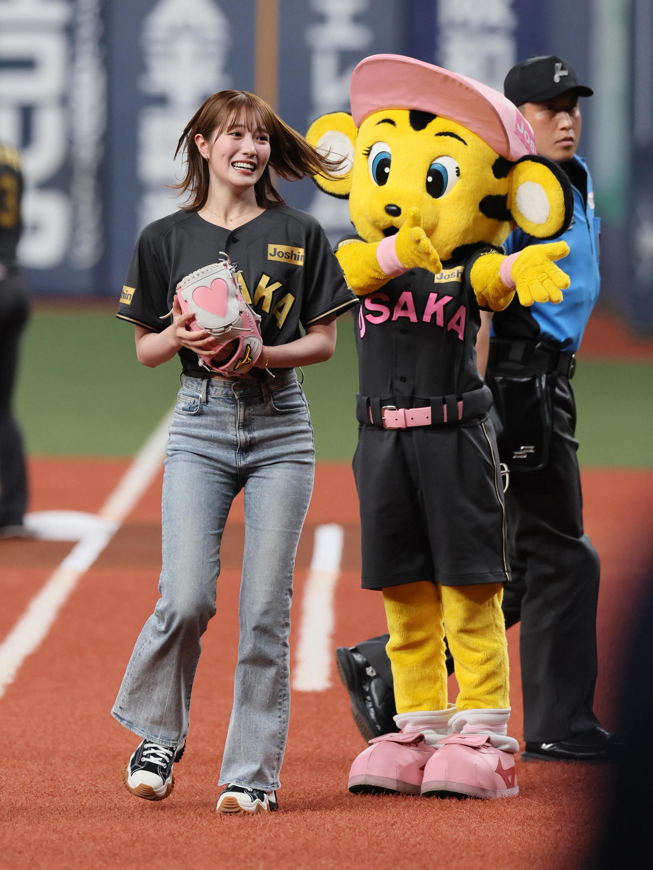 阪神対ヤクルト　始球式を務めたNMB48小嶋花梨（撮影・宮崎幸一)