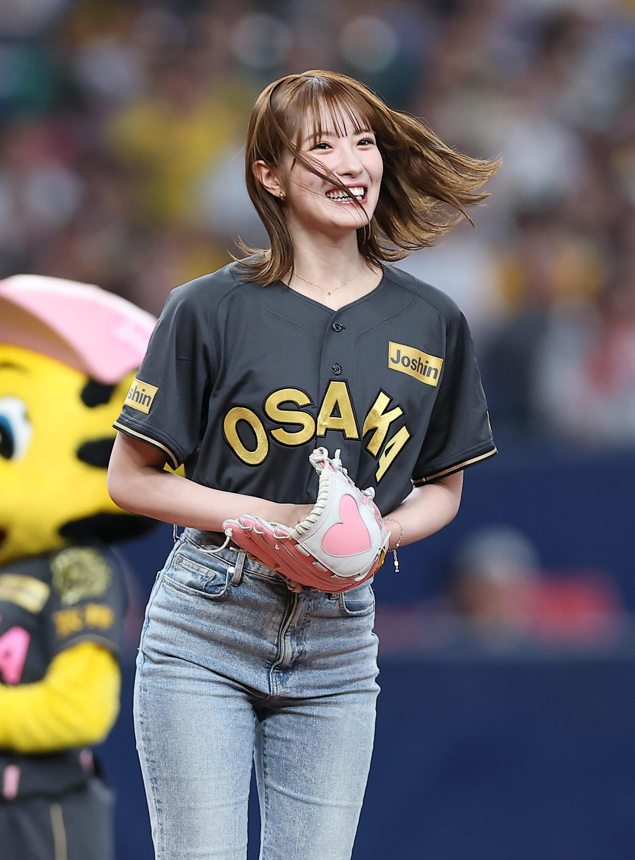 阪神対ヤクルト　始球式を務めるNMB48の小嶋花梨（撮影・前田充）