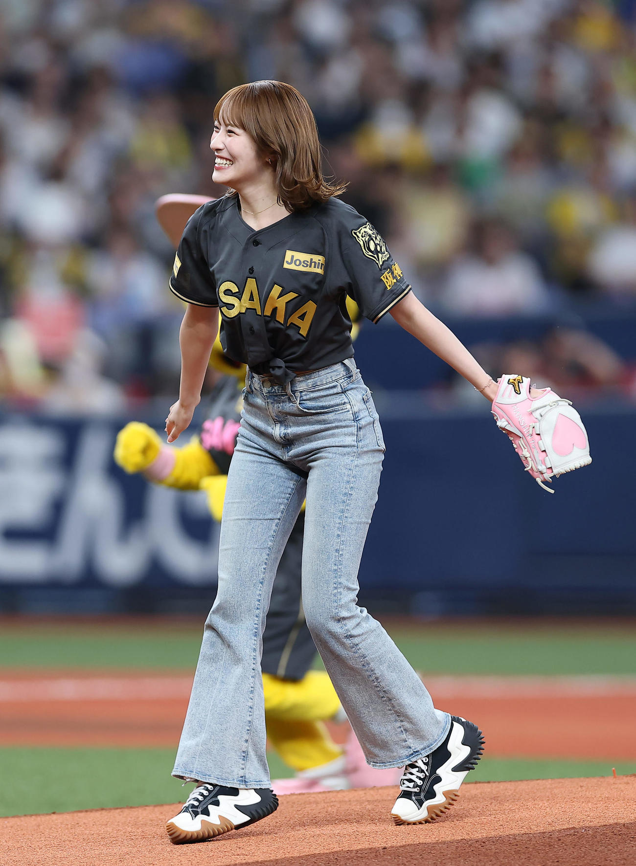 阪神対ヤクルト　始球式を務めるNMB48の小嶋花梨（撮影・前田充）