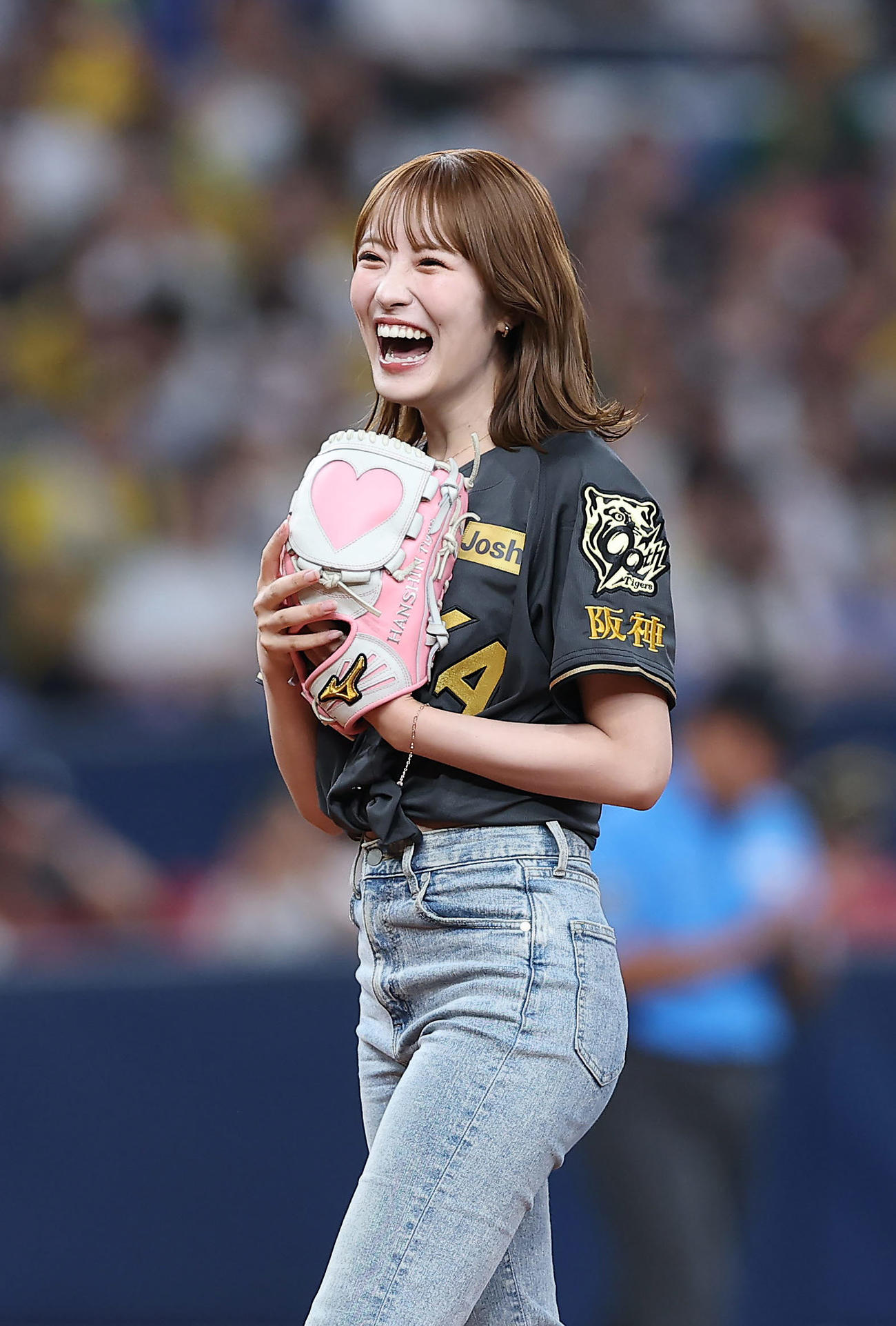 阪神対ヤクルト　始球式を務めたNMB48の小嶋花梨（撮影・前田充）
