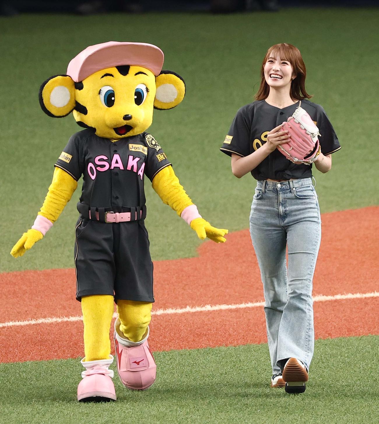 阪神対ヤクルト　始球式を務めたNMB48小嶋花梨（撮影・上田博志）