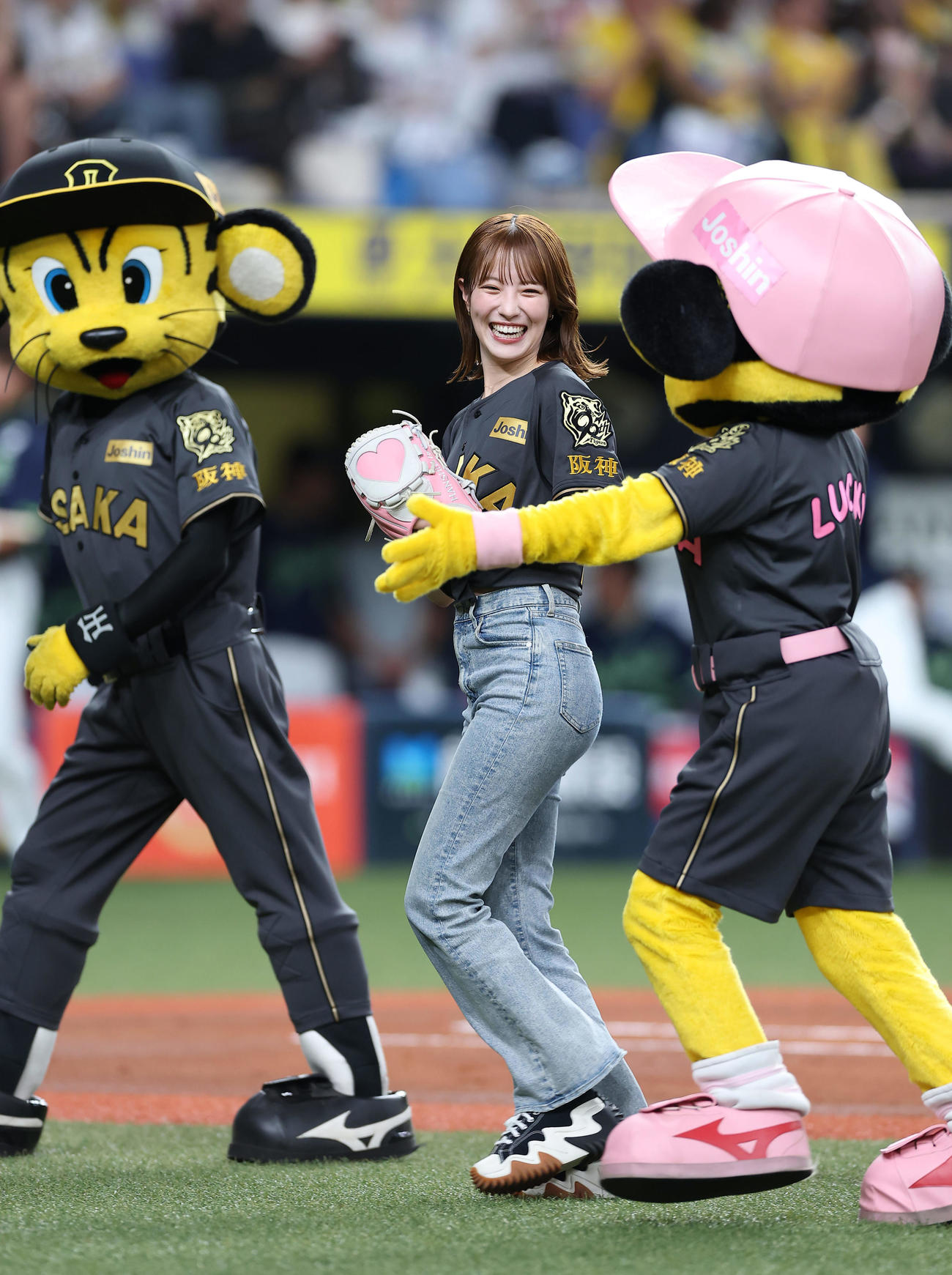 阪神対ヤクルト　始球式を務めたNMB48の小嶋花梨（撮影・前田充）