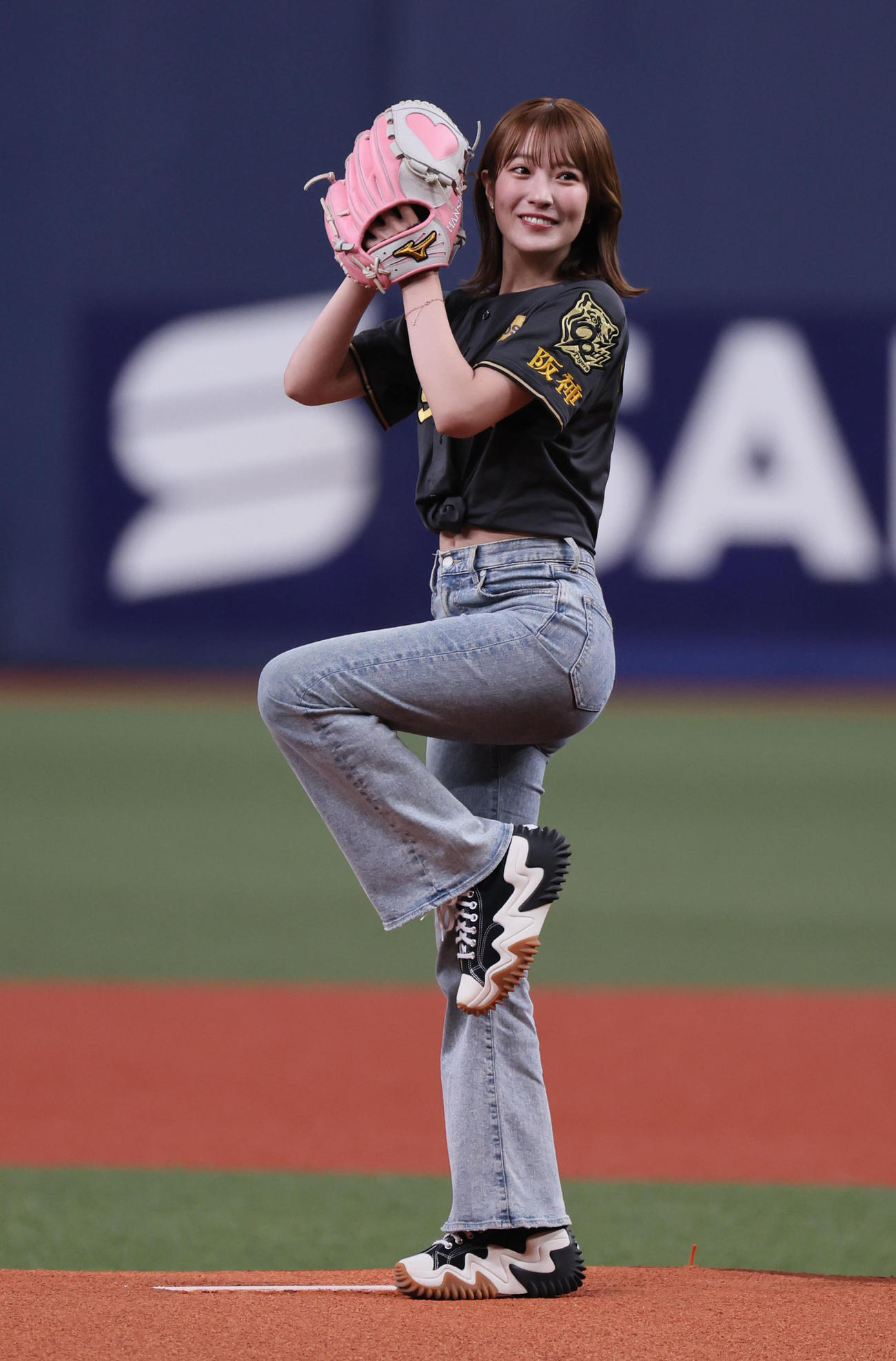 阪神対ヤクルト　始球式を務めたNMB48小嶋花梨（撮影・宮崎幸一)