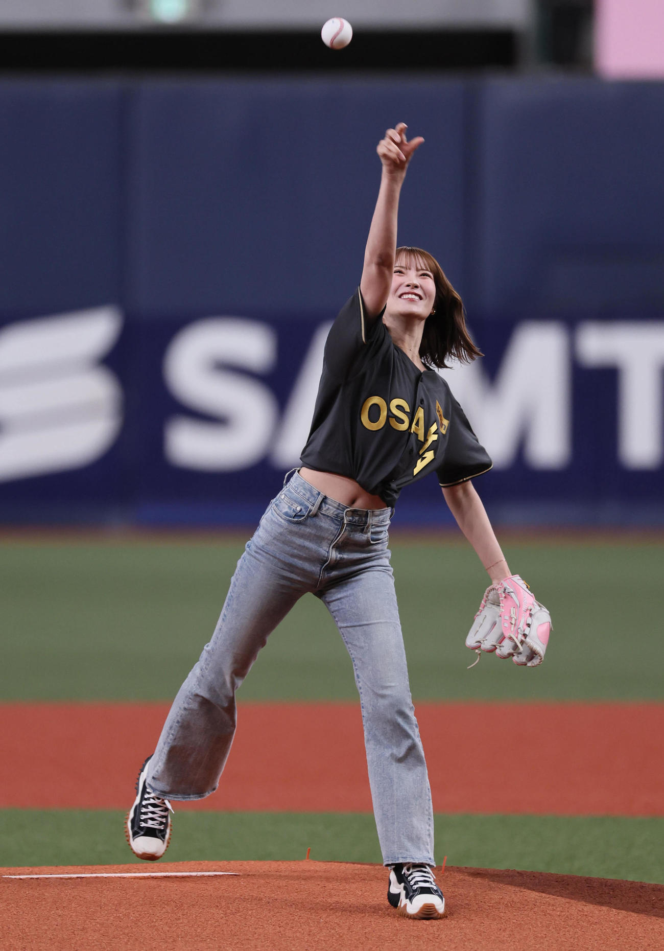 阪神対ヤクルト　始球式を務めたNMB48小嶋花梨（撮影・宮崎幸一)