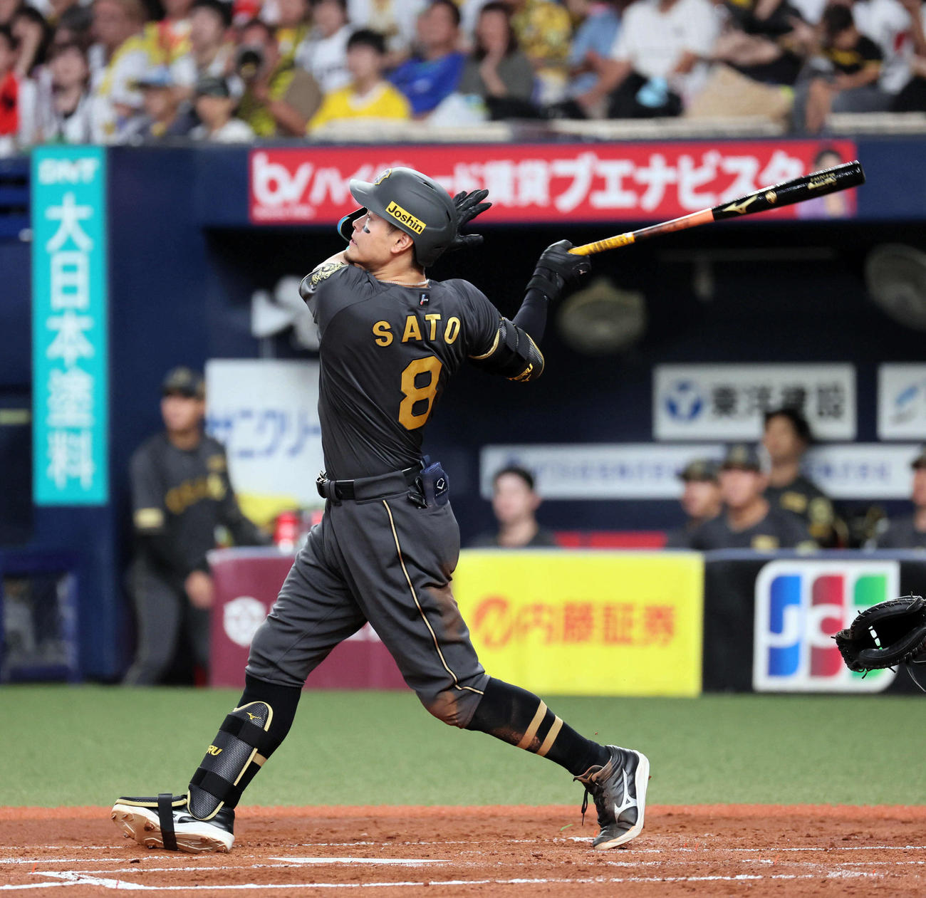 阪神対ヤクルト　3回裏阪神2死、佐藤輝は右中間に本塁打を放つ（撮影・宮崎幸一)