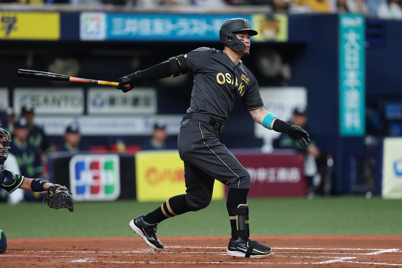 阪神対ヤクルト　1回裏阪神2死二塁、右翼線へ先制適時二塁打を放つ佐藤輝（撮影・前田充）