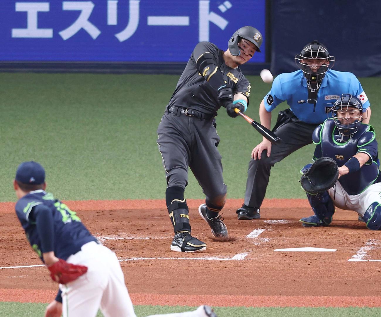 阪神対ヤクルト　3回裏阪神2死、佐藤輝は右中間へソロ本塁打を放つ（撮影・上田博志）