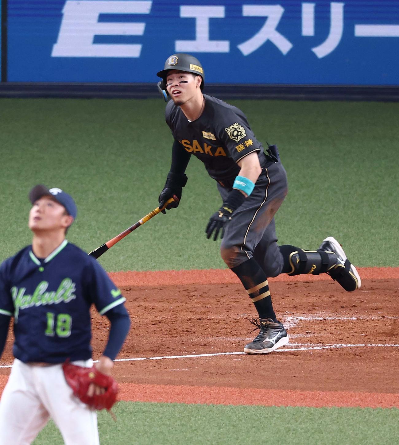 阪神対ヤクルト　3回裏阪神2死、佐藤輝は右中間へソロ本塁打を放つ（撮影・上田博志）