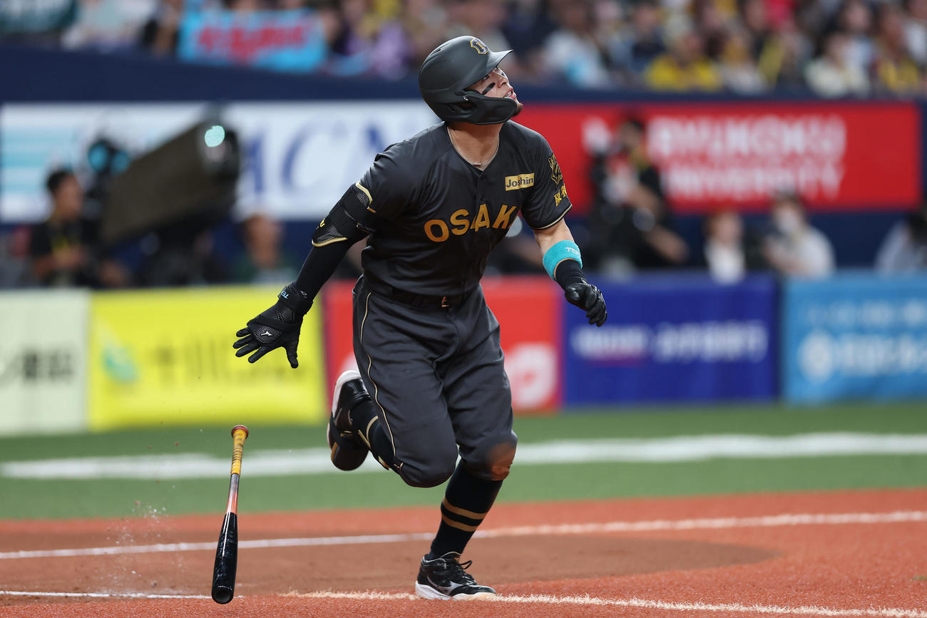 阪神対ヤクルト　3回裏阪神2死、右中間へ31号本塁打を放つ佐藤輝（撮影・前田充）