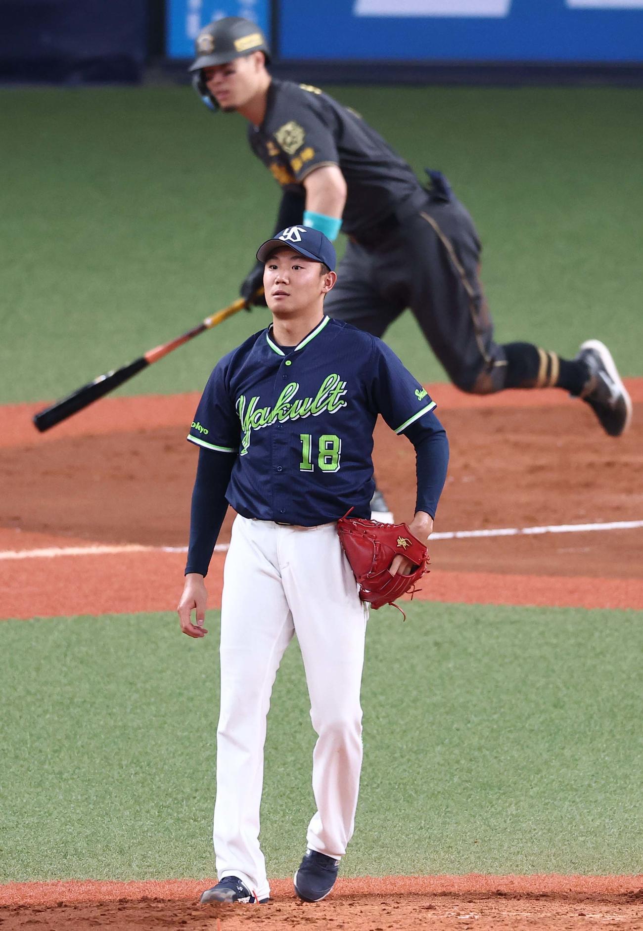 阪神対ヤクルト　3回裏阪神2死、奥川は佐藤輝にソロ本塁打を浴びる（撮影・上田博志）