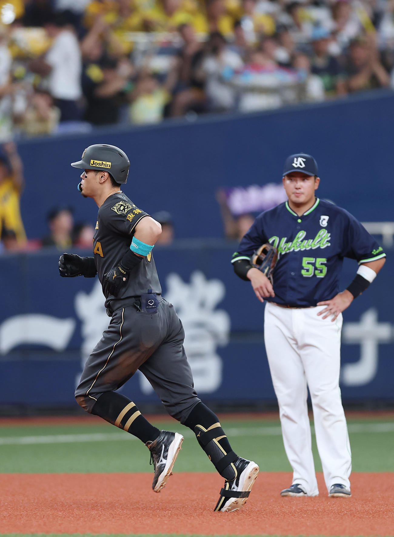 阪神対ヤクルト　3回裏阪神2死、右中間へ31号本塁打を放ちダイヤモンドをまわる佐藤輝。右は三塁手村上（撮影・前田充）