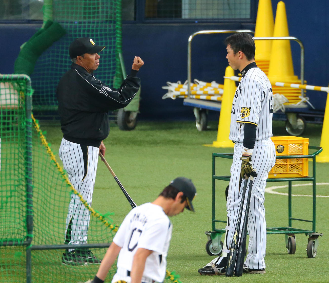 水谷実雄コーチ（左）に打撃指導を受ける新井貴浩（2013年3月26日撮影）