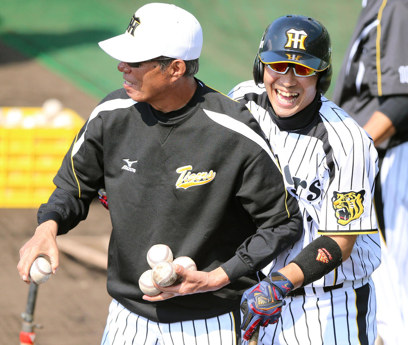 水谷実雄コーチ（左）に抱きつき笑顔を見せる西岡剛（2013年2月14日撮影）