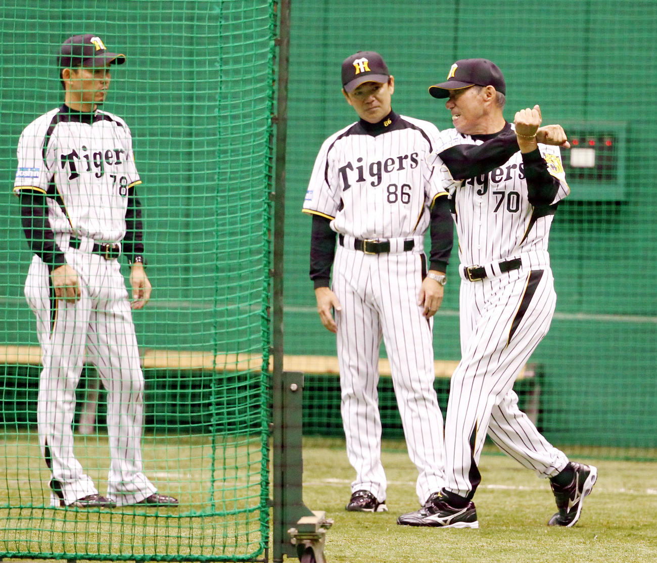 野手陣を集め自ら打撃理論を披露した水谷打撃コーチ（右）（2012年10月18日撮影）