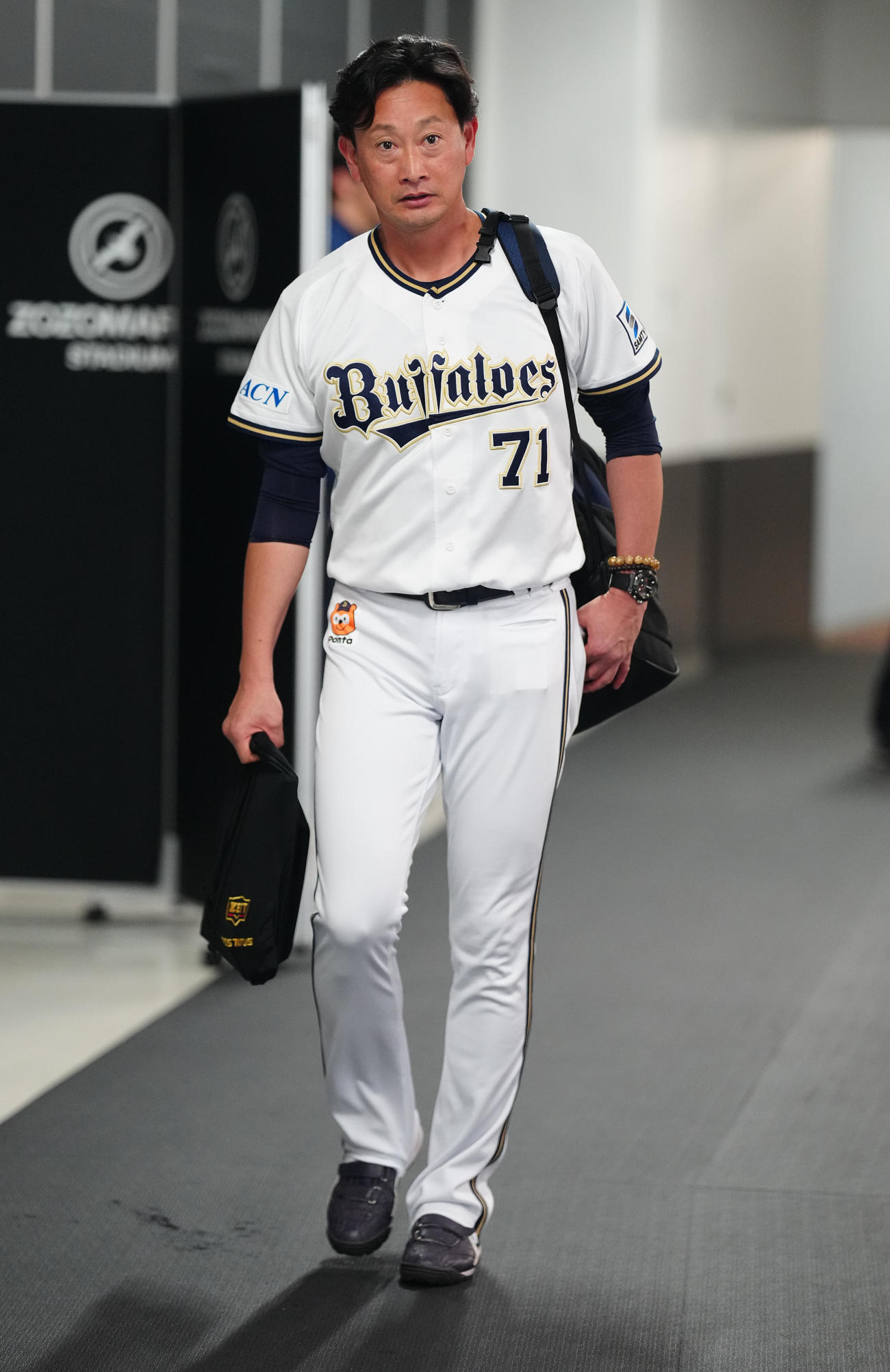ロッテ対オリックス　雨天中止となり、引き揚げるオリックス岸田監督（撮影・鈴木みどり）