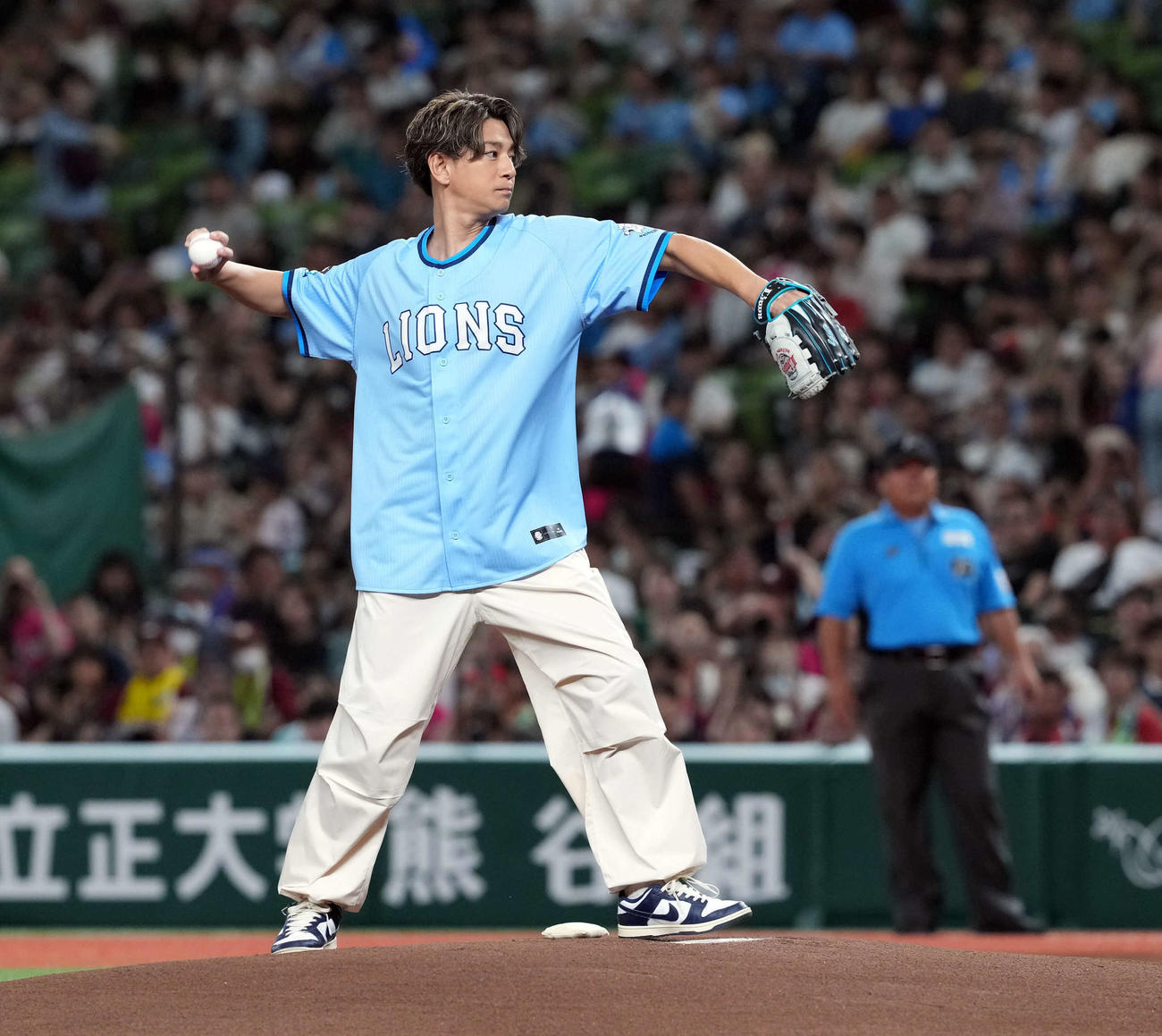 西武対楽天　始球式を務めた三浦翔平（撮影・たえ見朱実）