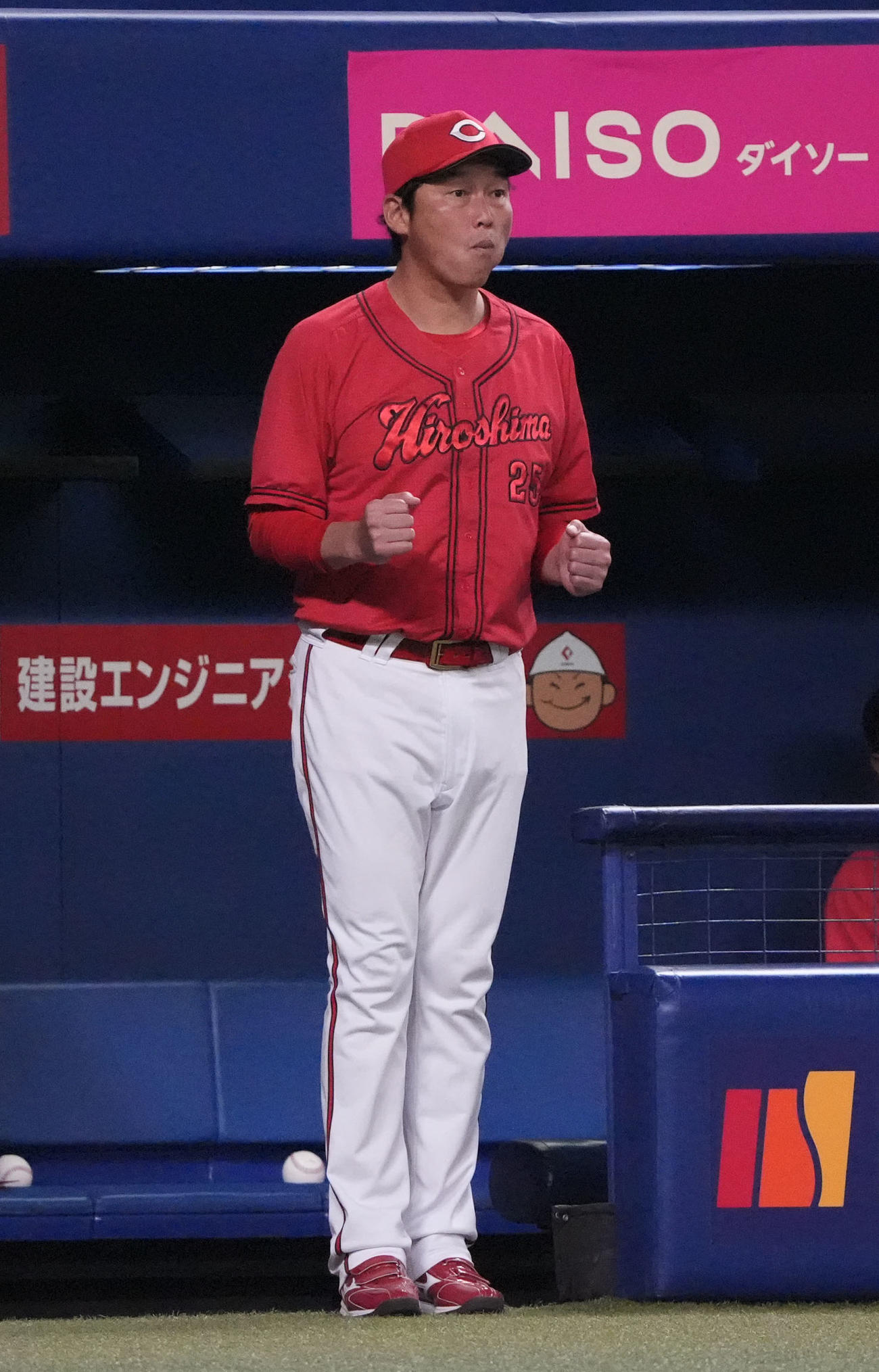 中日対広島　8回表広島無死一塁、代走を告げる新井監督（撮影・森本幸一）