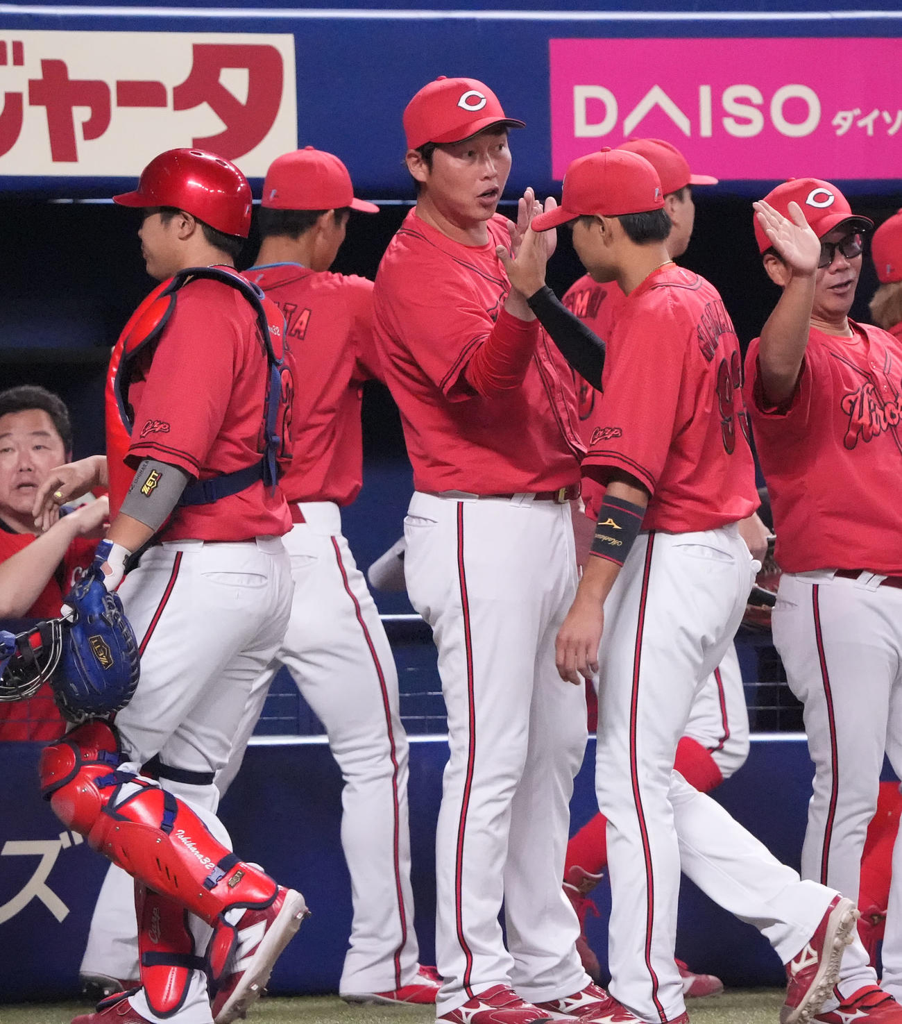 中日対広島　試合終了、新井監督（中央）は中日に勝利しナインを迎える（撮影・森本幸一）