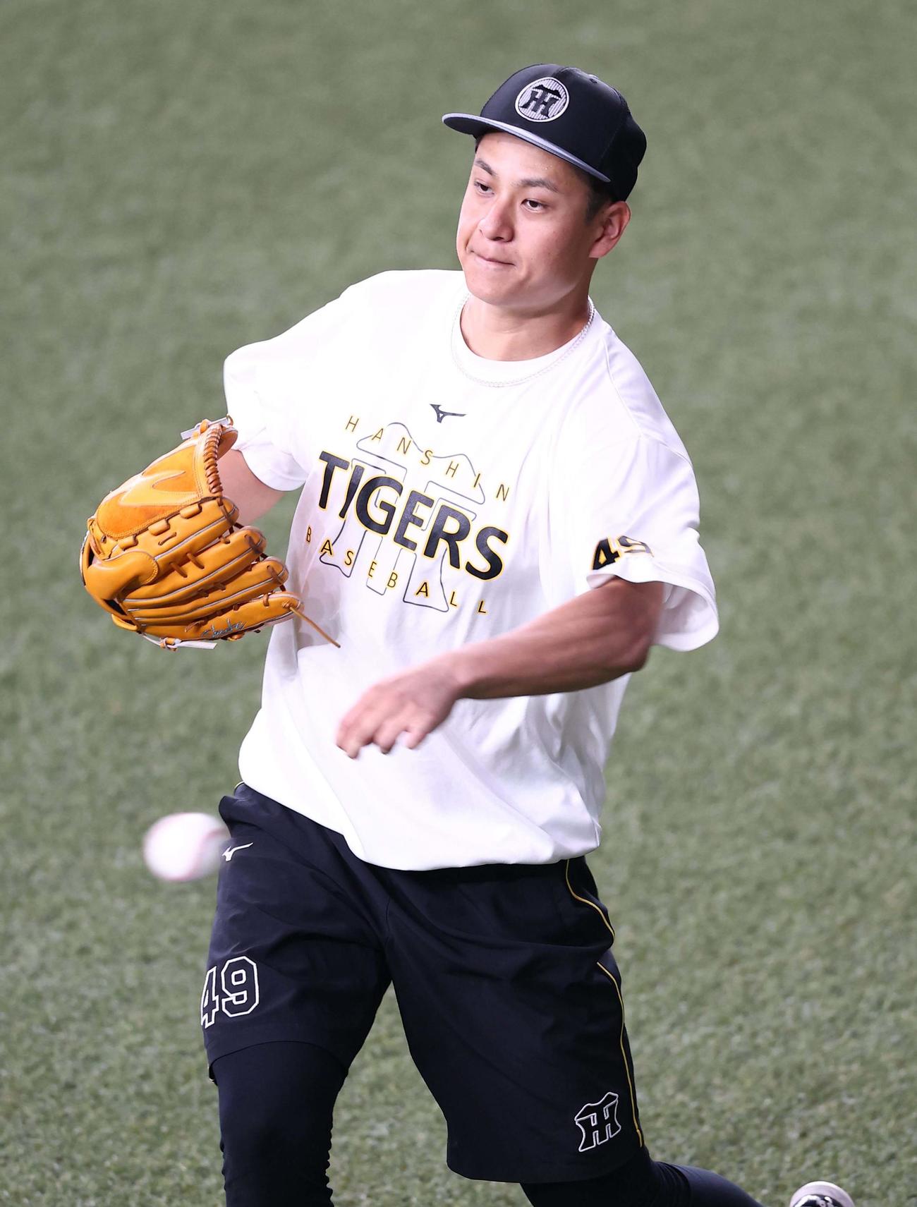 阪神対ヤクルト　サイドスローでキャッチボールをする大竹（撮影・上田博志）