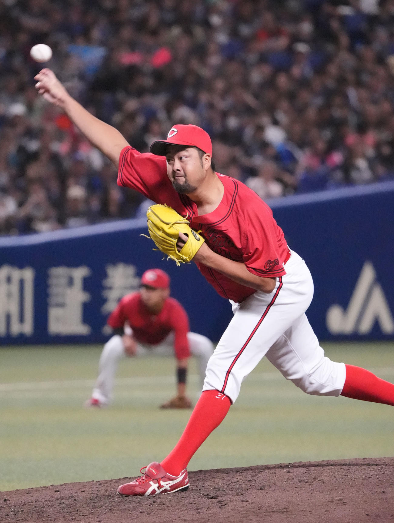 中日対広島　7回裏、広島3番手で登板する中崎（撮影・森本幸一）