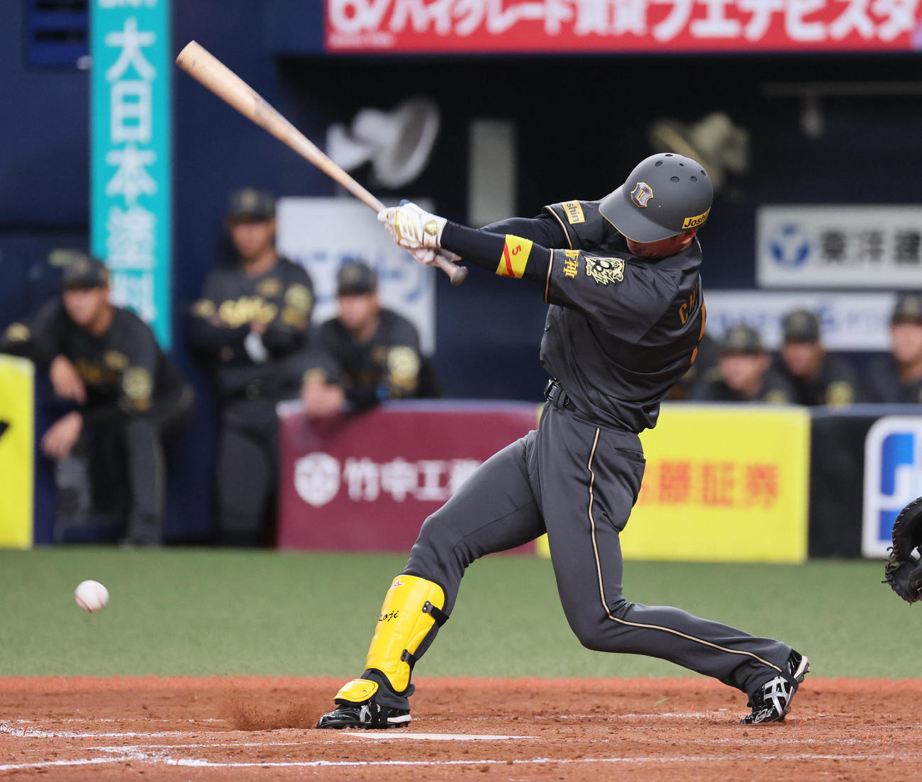 阪神対ヤクルト　5回裏阪神2死満塁、近本はファウルを打った際に痛がるそぶりを見せ、6回表の守備から交代となる（撮影・宮崎幸一)