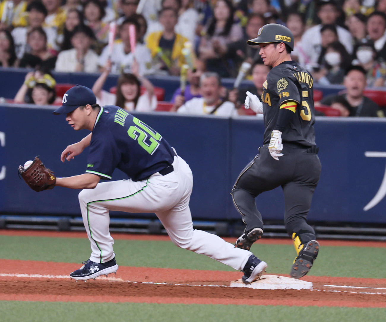 阪神対ヤクルト　5回裏阪神2死満塁、近本は一塁ゴロに倒れ、6回表の守備から交代となる（撮影・宮崎幸一)